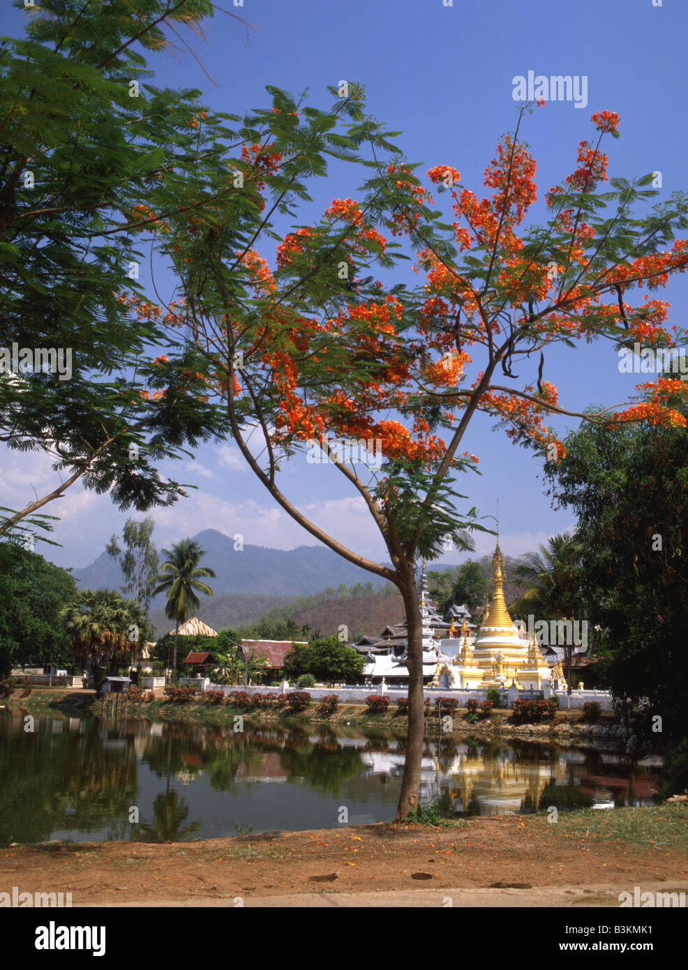 Wat Jong Kam e lago, Mae Hong Son, Thailandia. Foto Stock