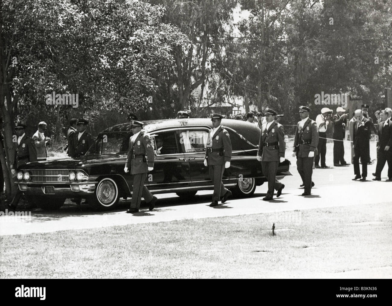 MARILYN MONROE Il funebre di lasciare la camera mortuaria sul modo per la sua sepoltura il 8 agosto 1962 - vedere la descrizione riportata sotto per i dettagli Foto Stock