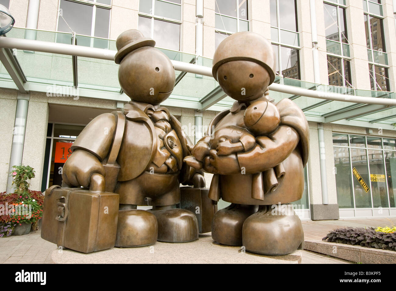 Famiglia immigrata. Tom Otterness scultura in bronzo a 18 Yonge Street. Toronto. In Canada. Foto Stock