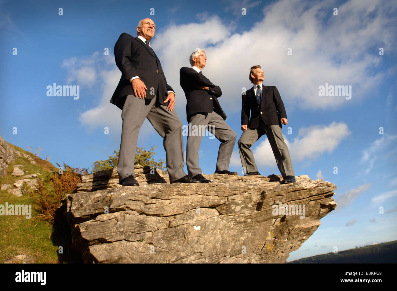 Tre membri del maschio FRONCYSYLLTE VOICE CHOIR guardare attraverso la Vale of Llangollen vicino Wrexham North Wales UK SEP 2007 Foto Stock