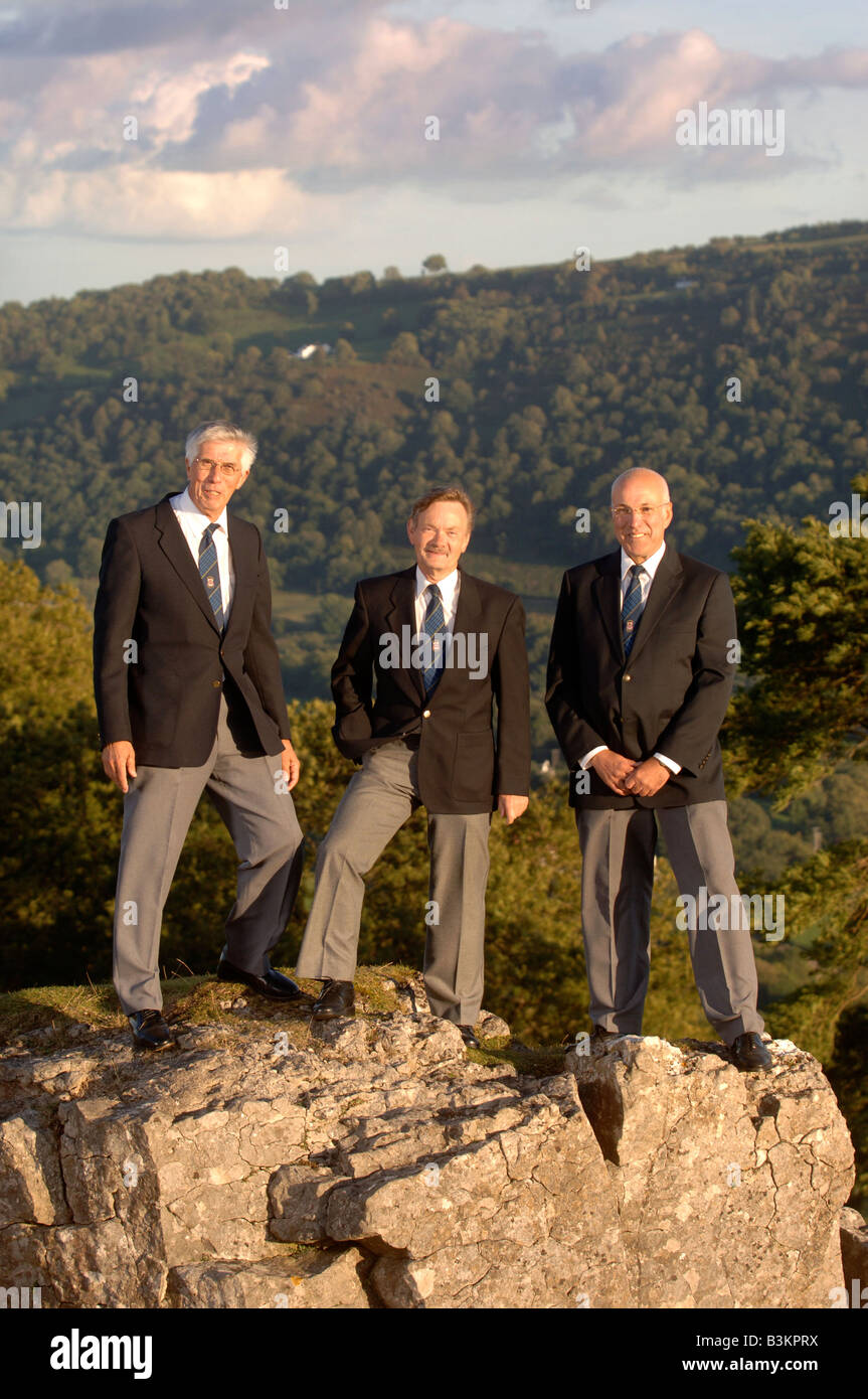 Tre membri del maschio FRONCYSYLLTE VOICE CHOIR NEL Vale of Llangollen vicino Wrexham North Wales UK SEP 2007 Foto Stock