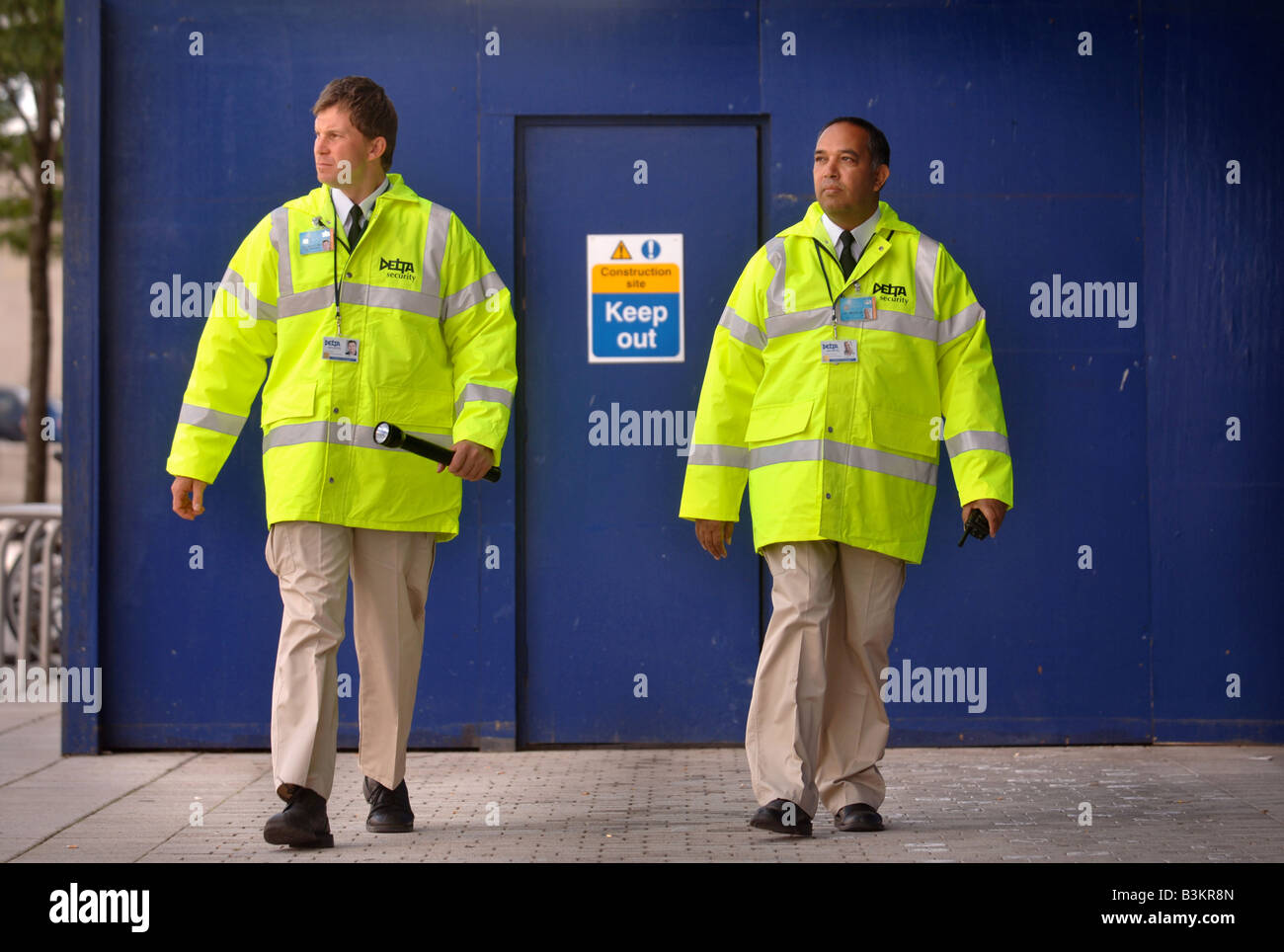 Due guardie di sicurezza PATROL il perimetro di luoghi sicuri REGNO UNITO Foto Stock