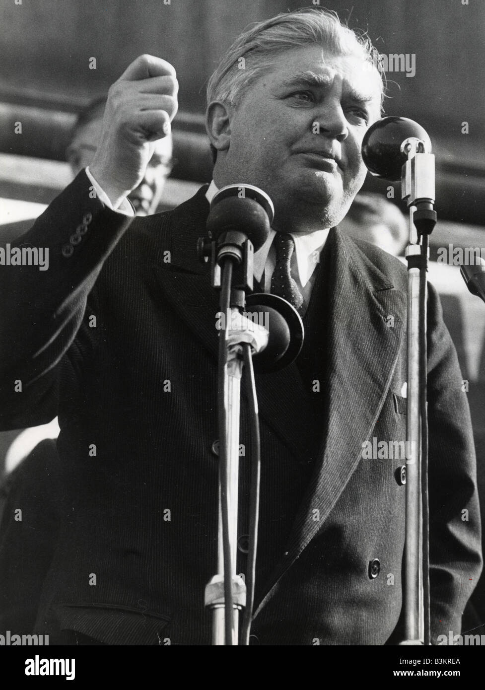 ANEURAN BEVAN del partito laburista britannico del candidato di parlare ad un anti-nucleare nel rally di Trafalgar Square a Londra nel 1958 Foto Stock
