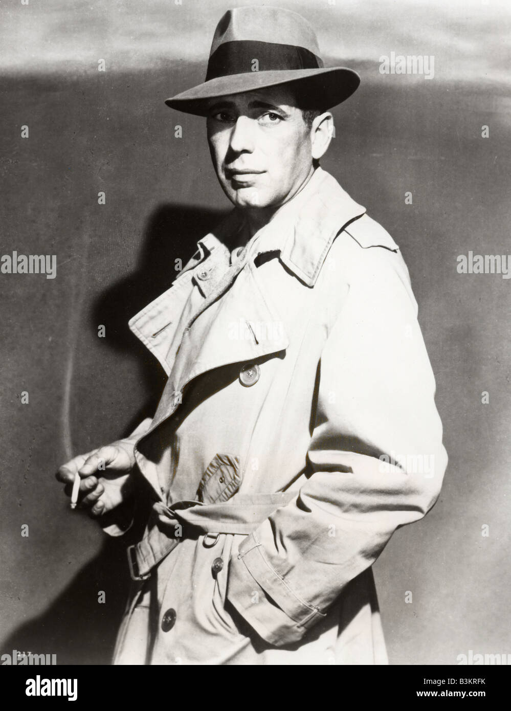HUMPHREY BOGART noi attore di cinema nel suo famoso trench coat Foto Stock