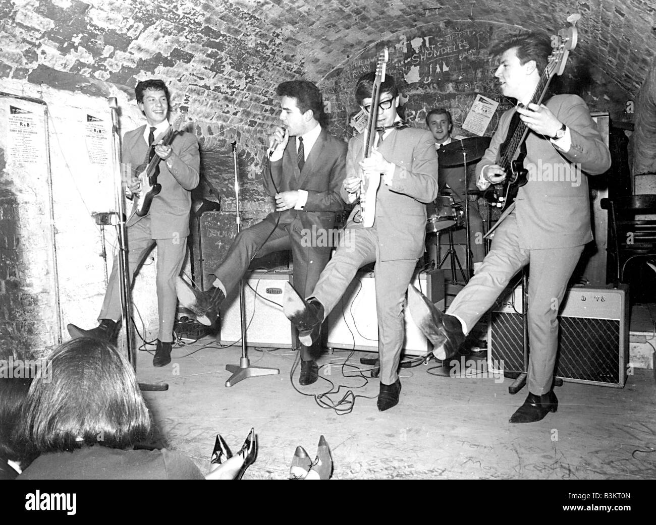 Il Cavern Club di Liverpool nel 1964 con gruppo sconosciuto sul palco Foto Stock