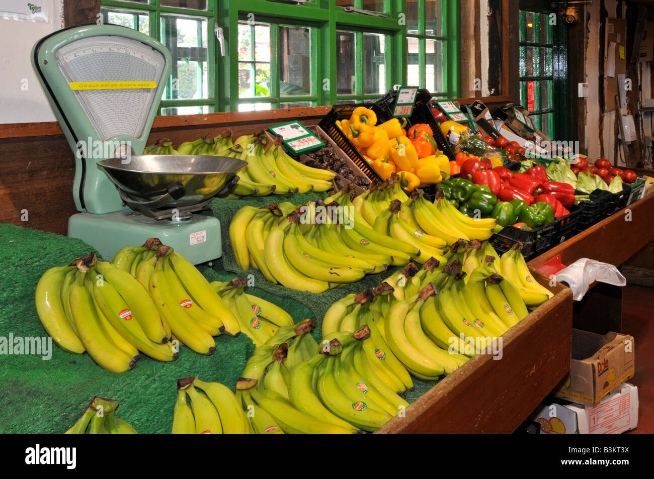 Primo piano dell'hotel, all'interno di Calcott Hall, negozio agricolo, vendita al dettaglio, frutta, prodotti self-service, bilance, Brentwood Essex Inghilterra, Regno Unito Foto Stock