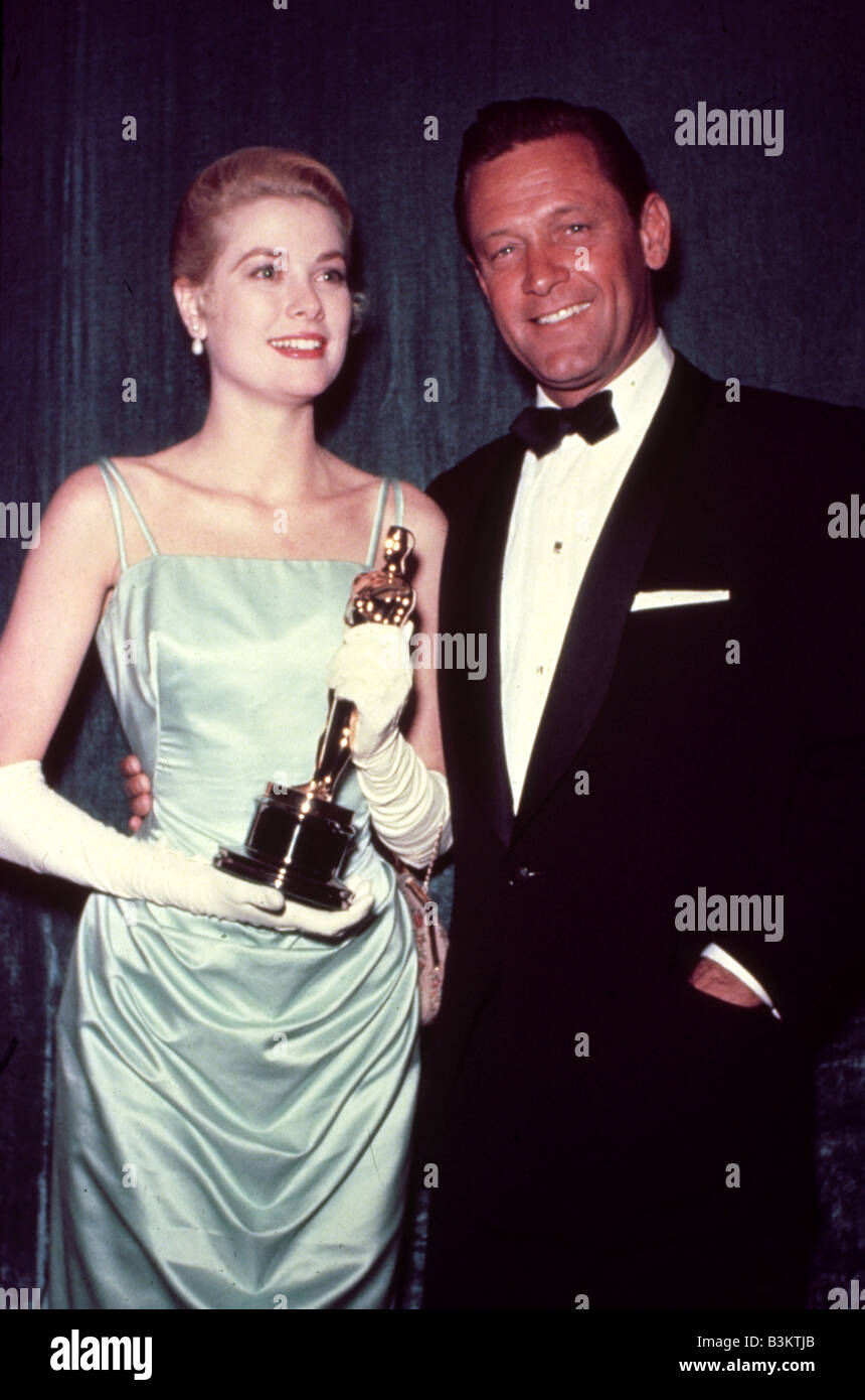 GRACE KELLY detiene il suo Oscar per il film 1954 ragazza del paese con  co-star William Holden Foto stock - Alamy