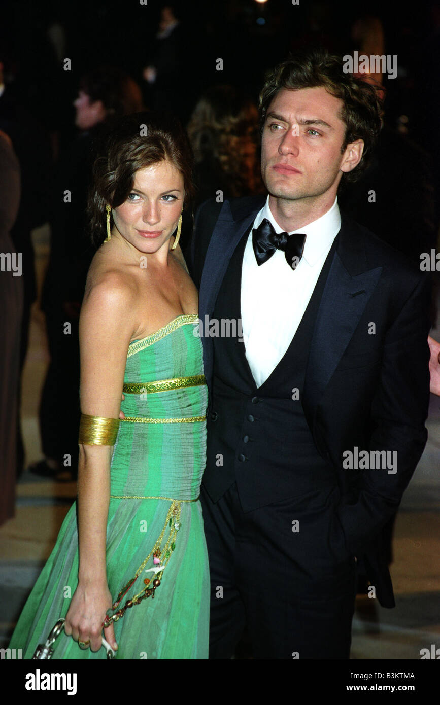 SIENNA MILLER e Jude Law al 2004 Vanity Fair Oscar party a Mortons in West Hollywood 29 Febbraio 2004 Foto Stock