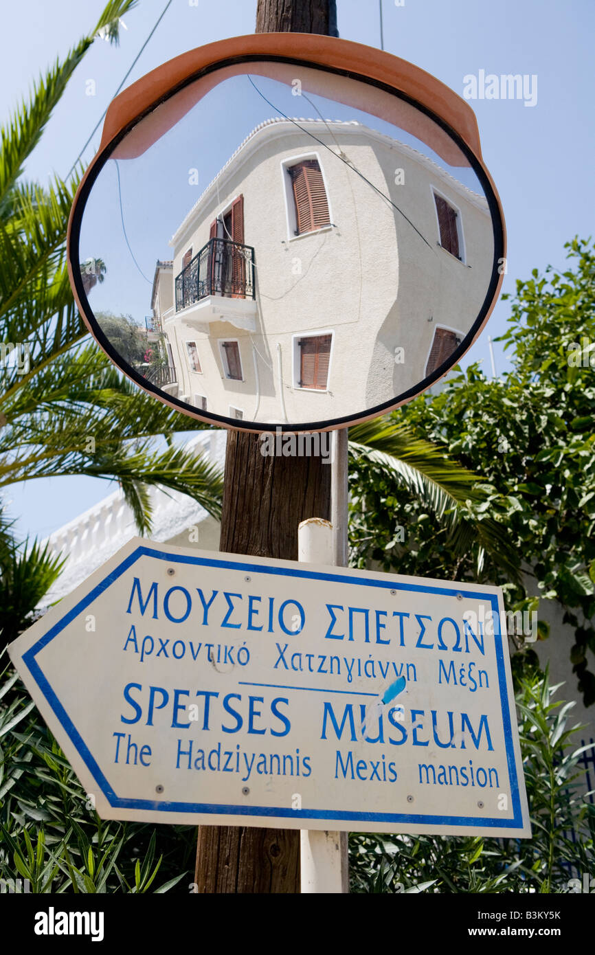 La sicurezza stradale specchio sopra il segno per il Museo Spetses Isole Greche Hellas Foto Stock