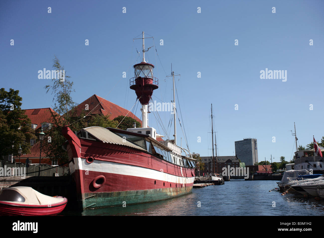 Ex faro ora nave ormeggiata in un canale di Copenaghen e usato come una casa galleggiante Foto Stock