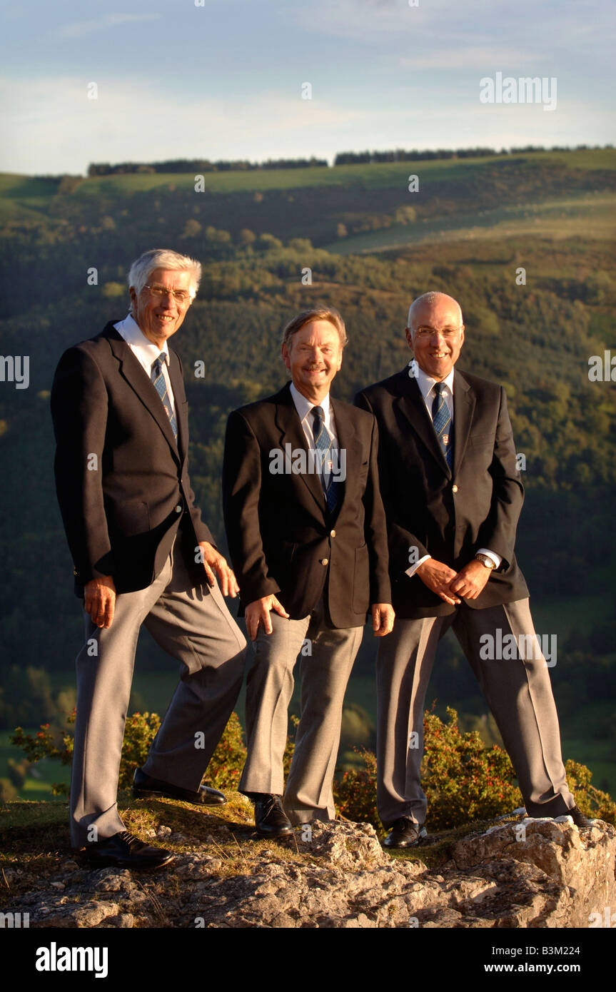 Tre membri del maschio FRONCYSYLLTE VOICE CHOIR NEL Vale of Llangollen vicino Wrexham North Wales UK SEP 2007 Foto Stock