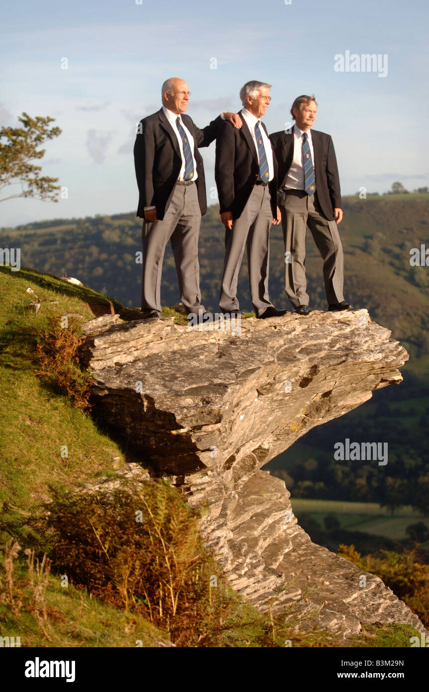 Tre membri del maschio FRONCYSYLLTE VOICE CHOIR guardare attraverso la Vale of Llangollen vicino Wrexham North Wales UK SEP 2007 Foto Stock