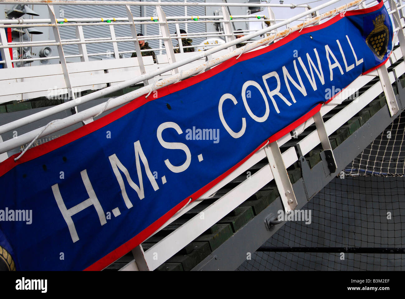 HMS Cornovaglia passerella e banner Foto Stock