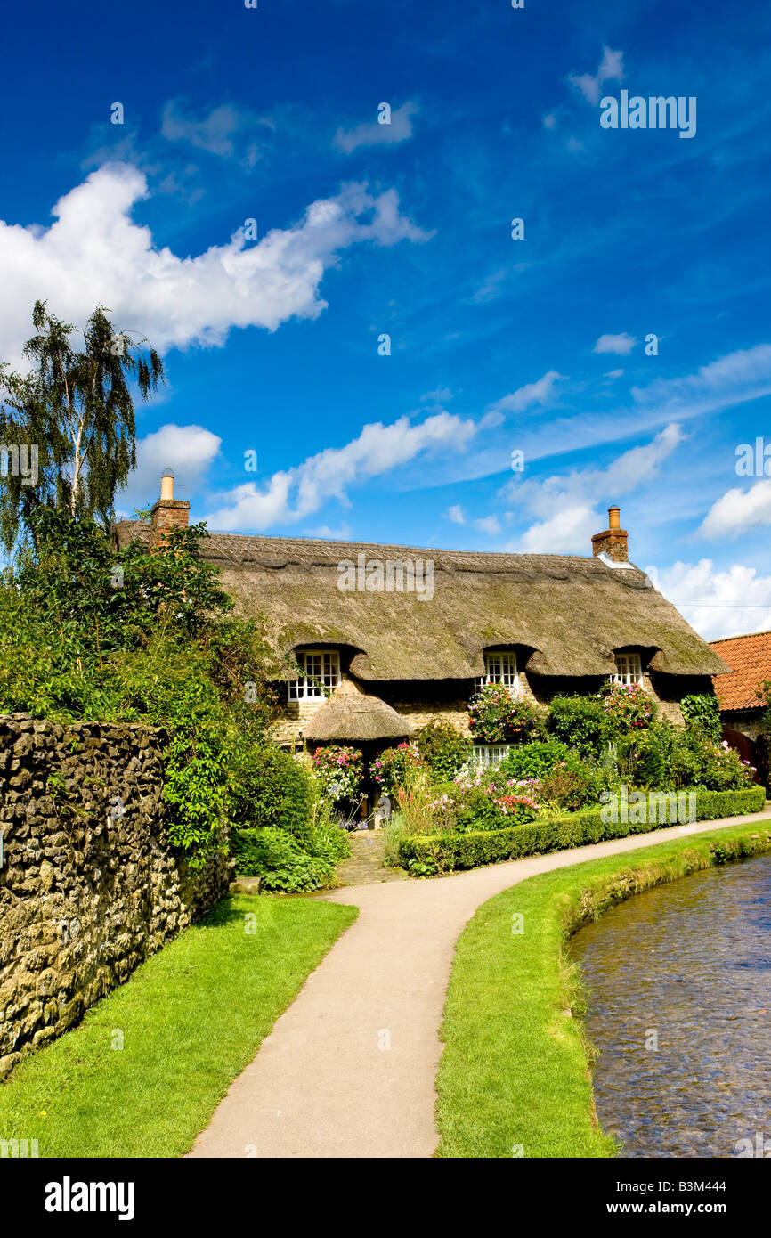 Il famoso cottage con tetto di paglia di Thornton le Dale North Yorkshire Moors National Park Foto Stock