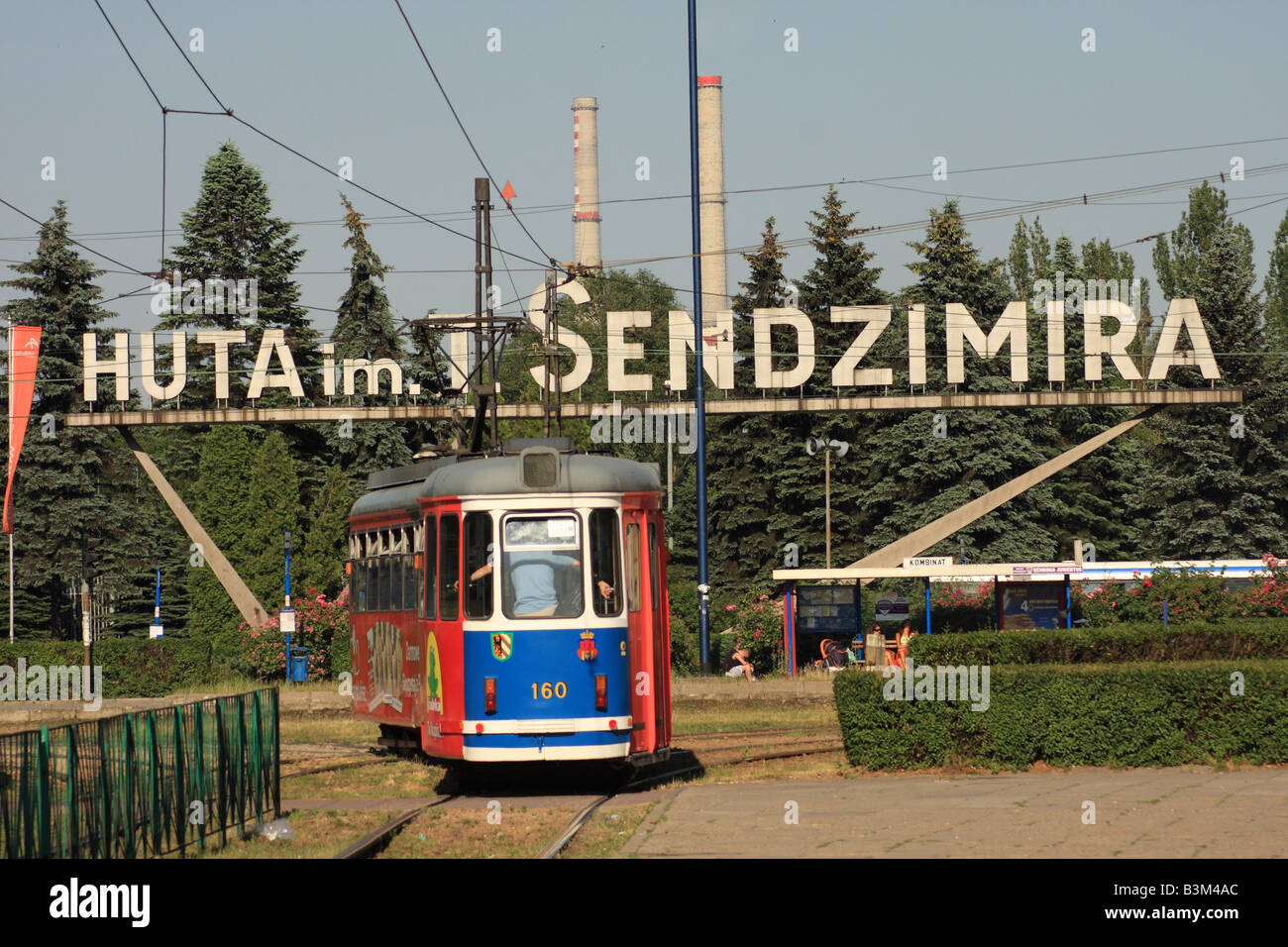 Il tram al di fuori della società Huta im Sendzimira acciaieria di Nowa Huta - il tempo di un modello di città comunista vicino a Cracovia in Polonia Foto Stock