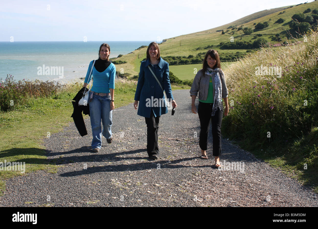 Tre giovani donne camminando sulla South Downs a Eastbourne, East Sussex, Gran Bretagna Foto Stock