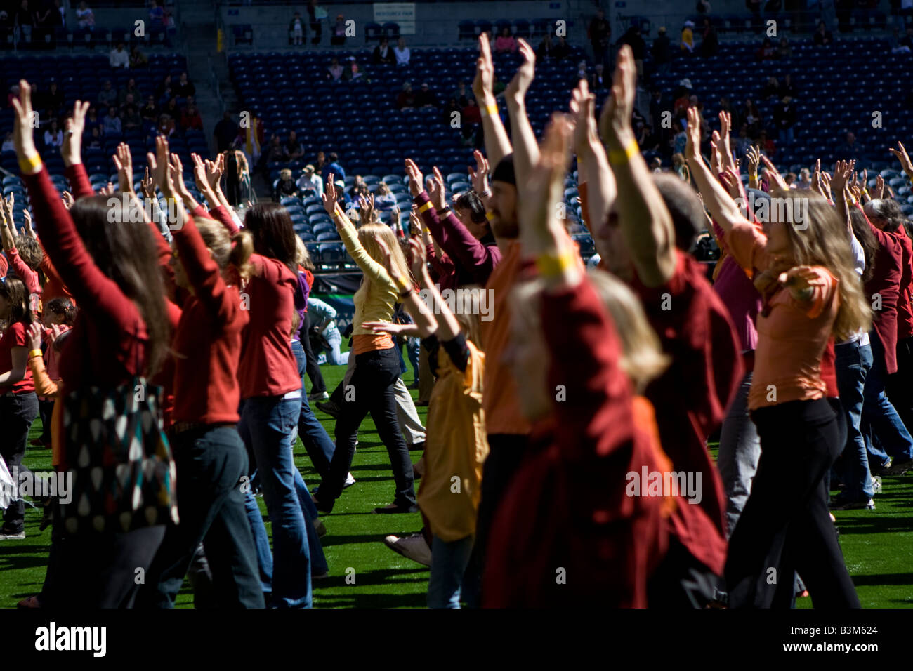 Il Dalai Lama s visita a Seattle 04 12 2008 Seattle Qwest Field movimento meditazione gruppo esegue Foto Stock