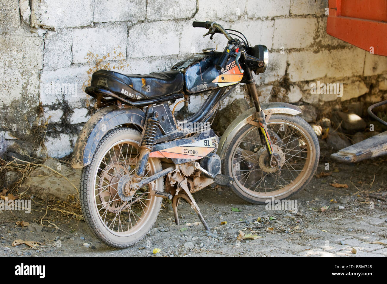 Una vecchia motocicletta in una città turca Foto Stock