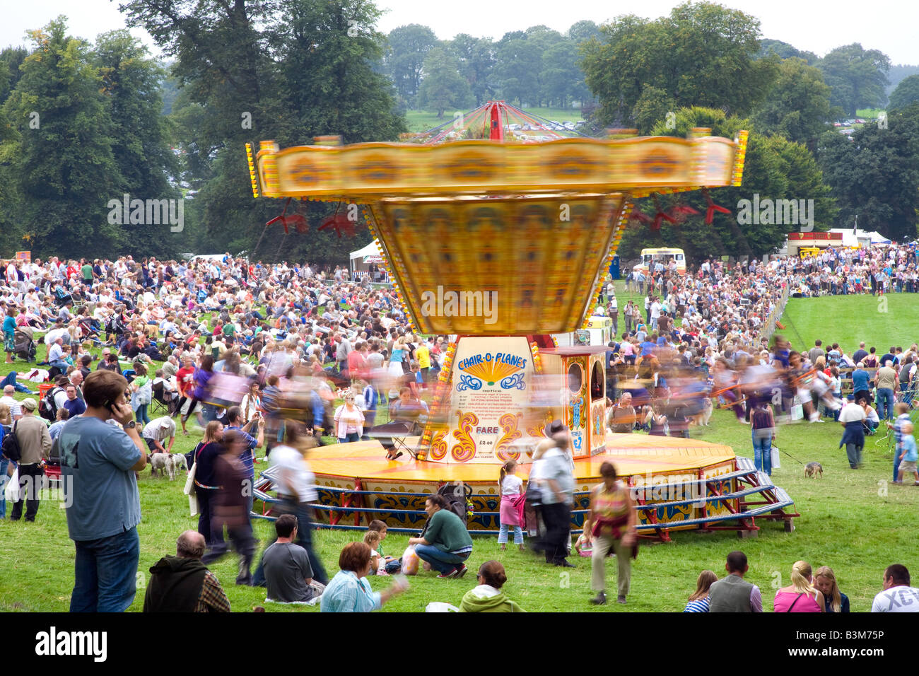 Una folla di persone a Chatsworth Country Fair Derbyshire, Regno Unito Foto Stock