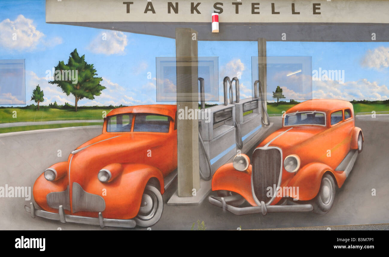 Wandmalerei die eine Tankstelle zeigt pittura murale che mostra una stazione di gas Foto Stock