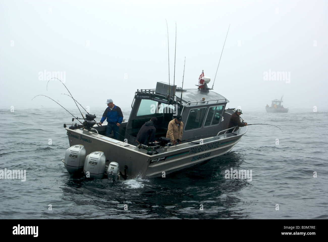 Alluminio Pesca Sportiva noleggio barche pesca halibut in mare mosso e la nebbia sulla banca Swiftsure nell'Oceano Pacifico Foto Stock
