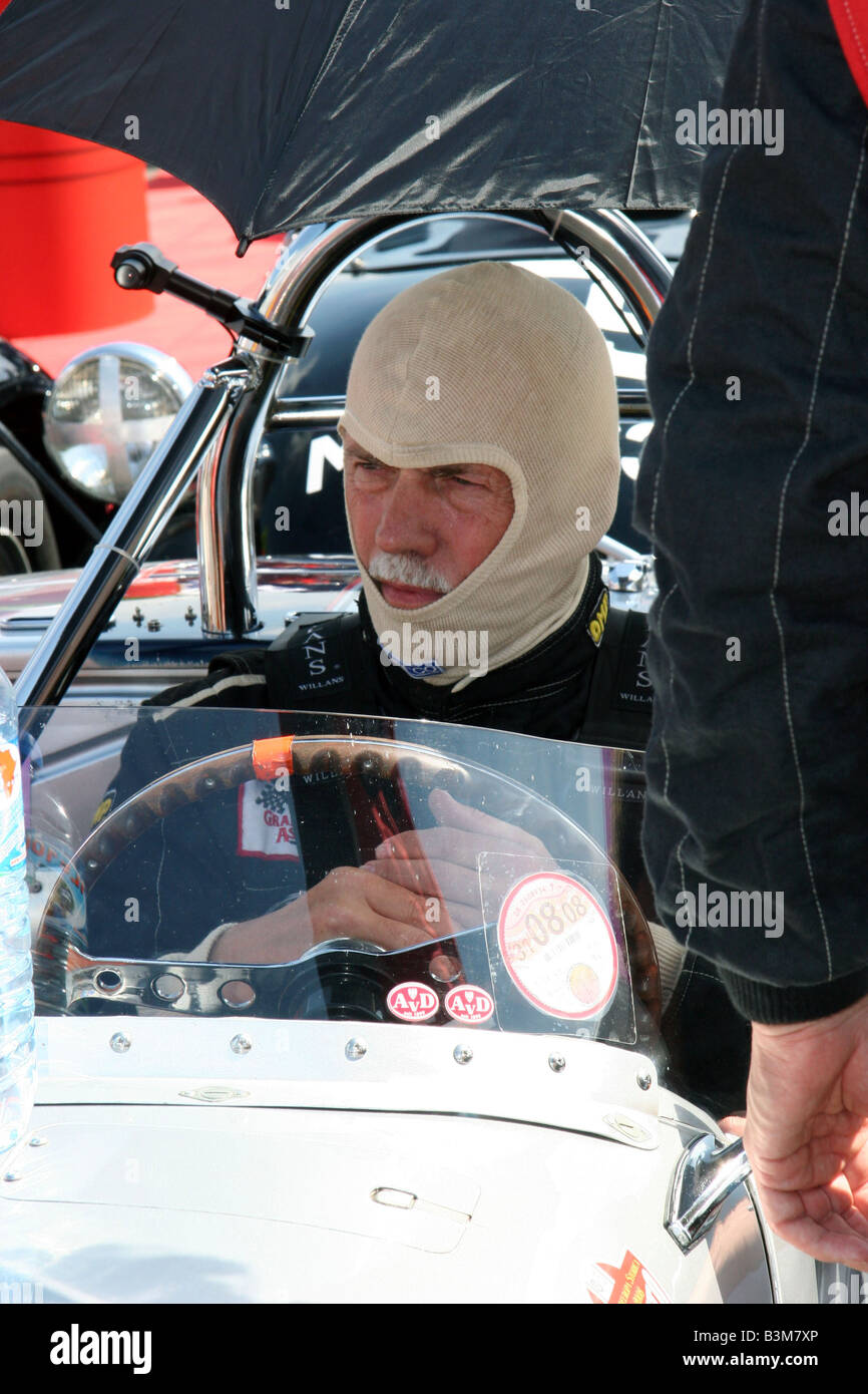 Racing driver in un classico racing car geting pronto a mettere il suo casco in pit lane a Silverstone Foto Stock