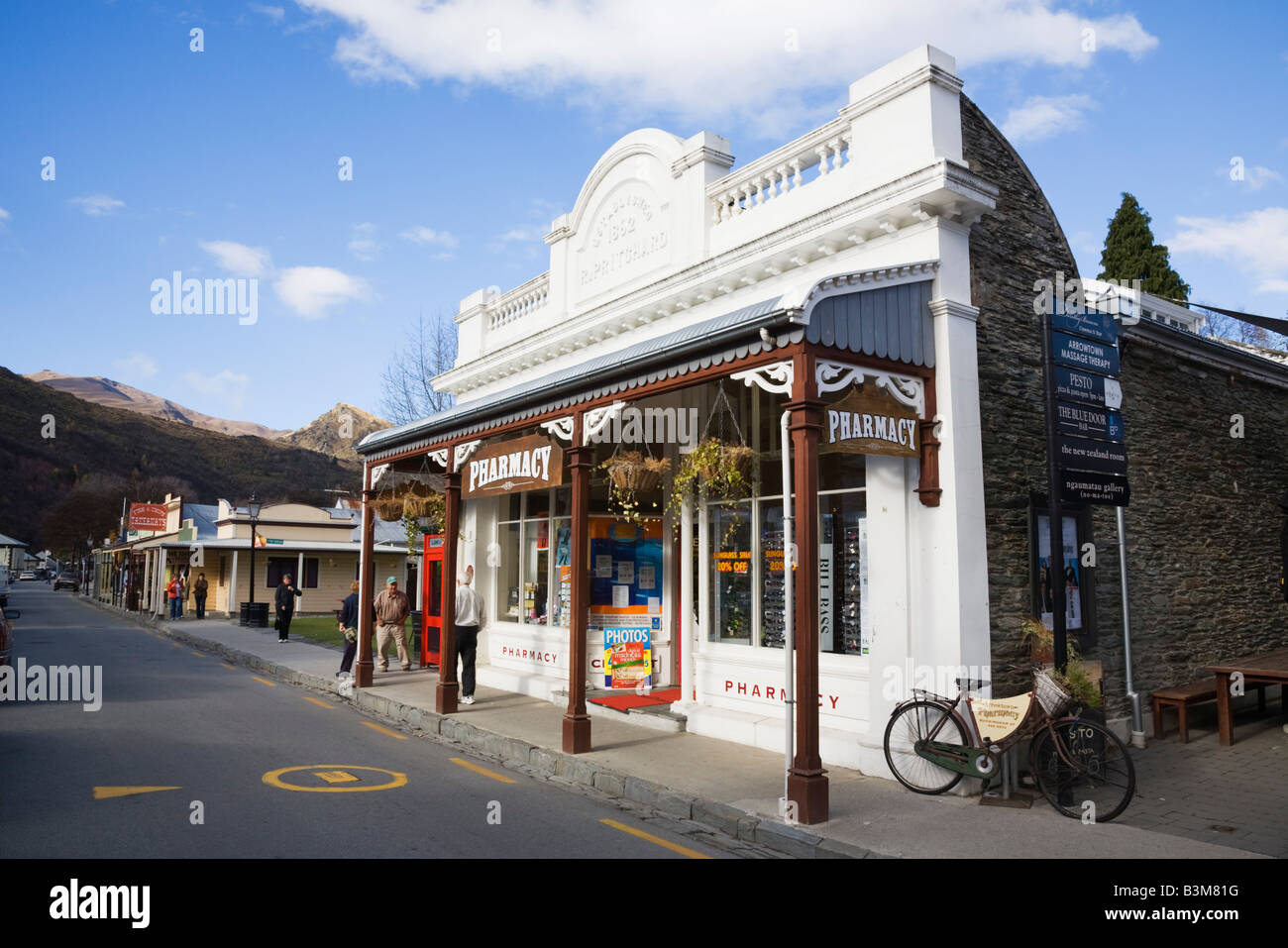 Arrowtown Otago Isola del Sud della Nuova Zelanda possono farmacia shop 1862 edificio sulla strada principale in oro ex città mineraria Foto Stock