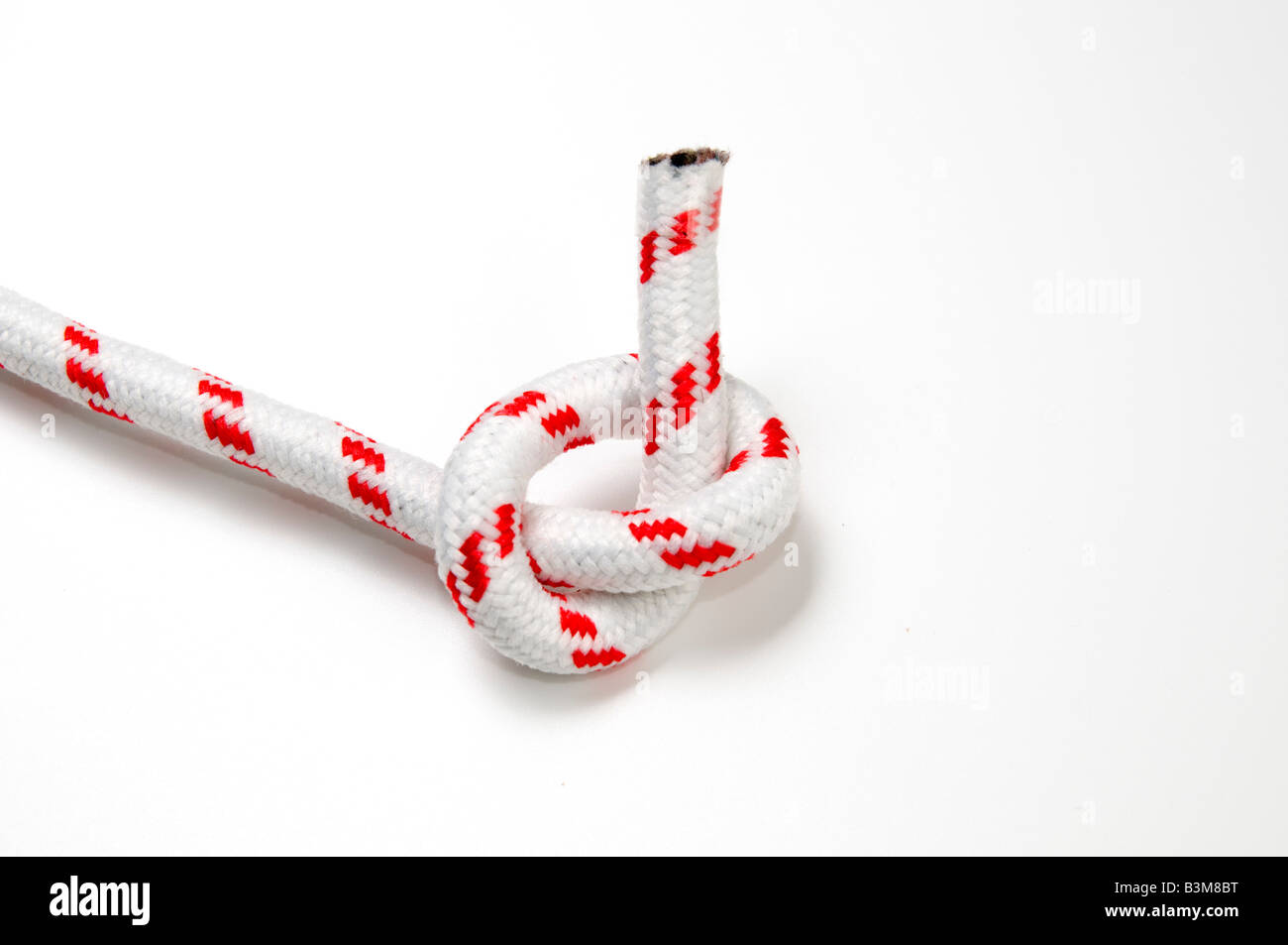 Overhand Knot su sfondo bianco Foto Stock