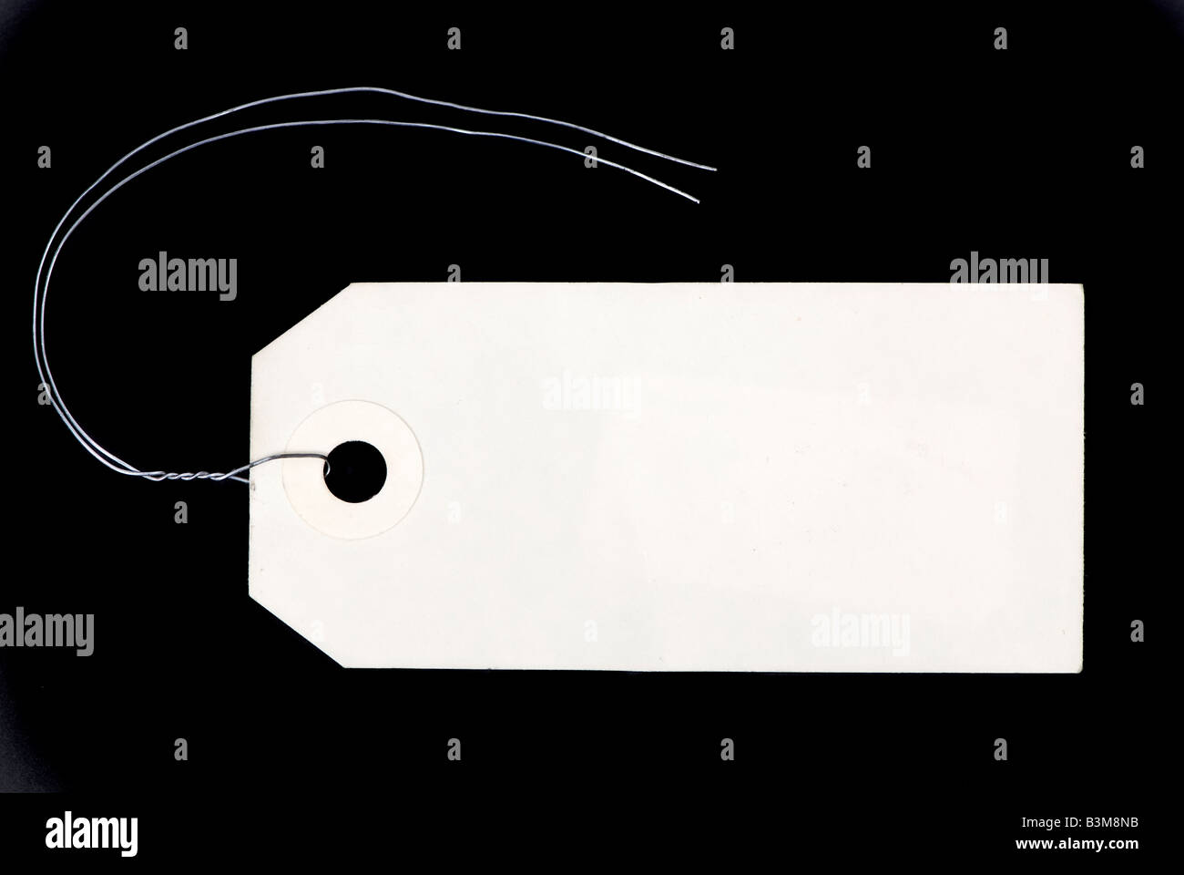 Un tag vuoto su uno sfondo nero compilare Foto Stock