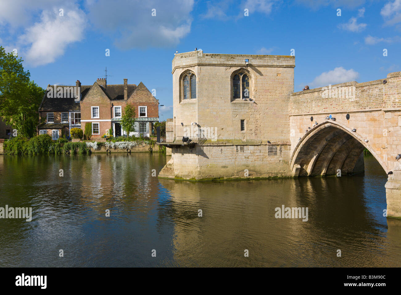 Ad arcate in pietra e il ponte sul fiume Ouse, St Ives, Cambridgeshire, Inghilterra Foto Stock