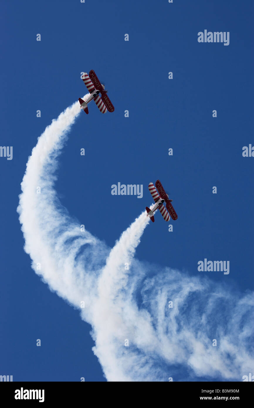 Wing Walkers Aerobatic Display team sponsorizzato da Guinot Airshow Sywell, Northamptonshire, Inghilterra, Regno Unito 2008 Foto Stock