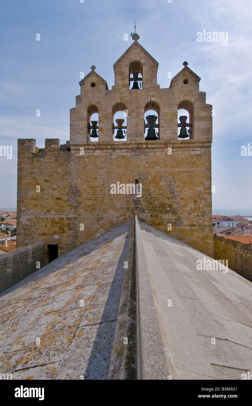 Il tetto e il campanile della chiesa di Saint Marie del Mare a Saintes Maries de la Mer, Francia. Foto Stock