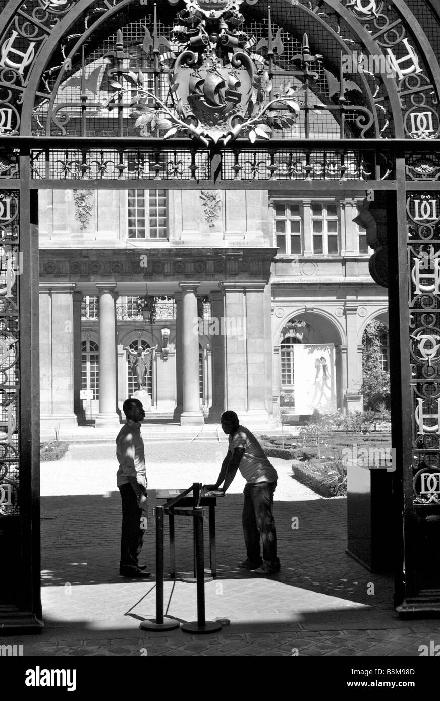 Addetti alla Sicurezza in tonalità con luce posteriore all'entrata di un palazzo a Parigi 2008 Foto Stock