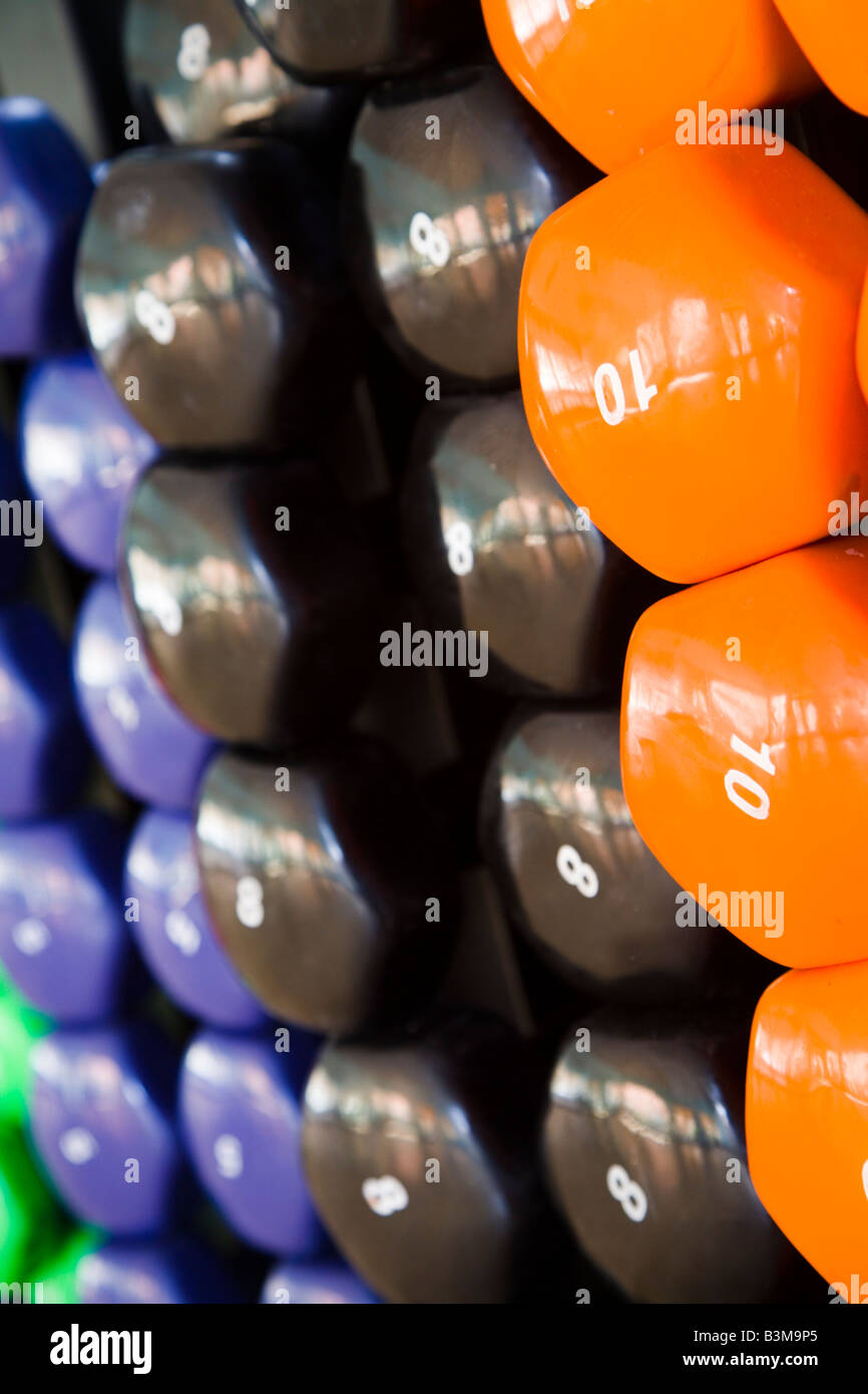 Closeup multicolore di manubri in uno studio fitness Foto Stock