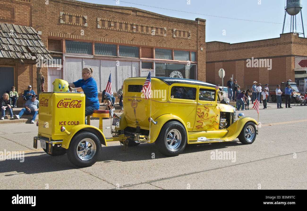 Texas Turchia annuale di Bob Wills Day celebrazione downtown parade hot rod autotraino Coca Cola refrigeratore Foto Stock