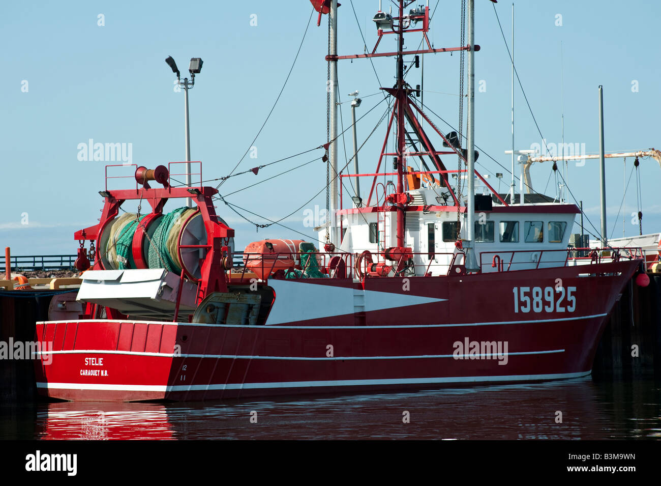 Rete a circuizione rete sul retro di una barca da pesca in Caraquet New Brunswick pontile di pesca Foto Stock