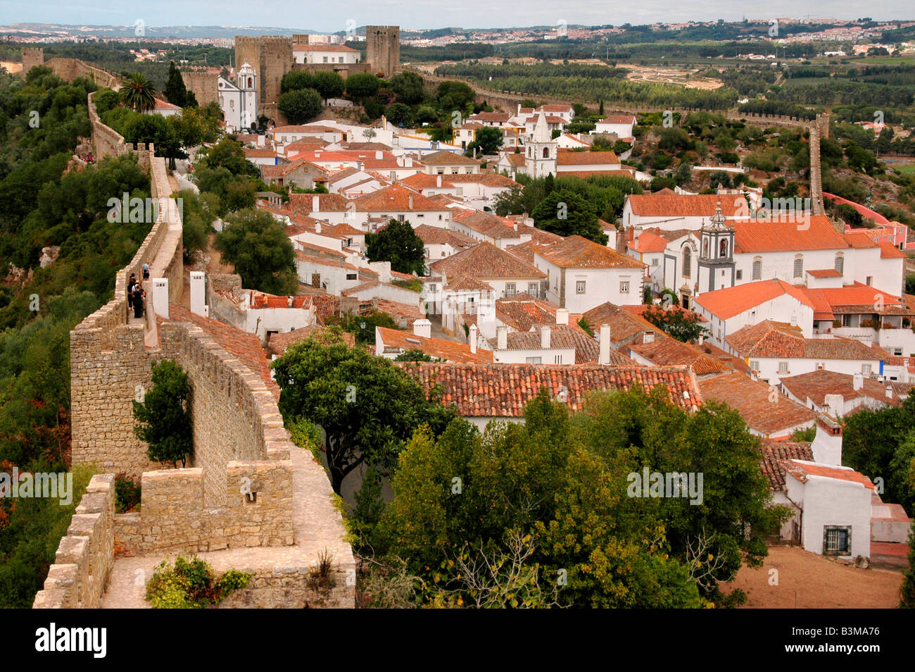 Una vista dei bastioni e le case del conservato mediaevel città di Obidos, Portogallo. Foto Stock