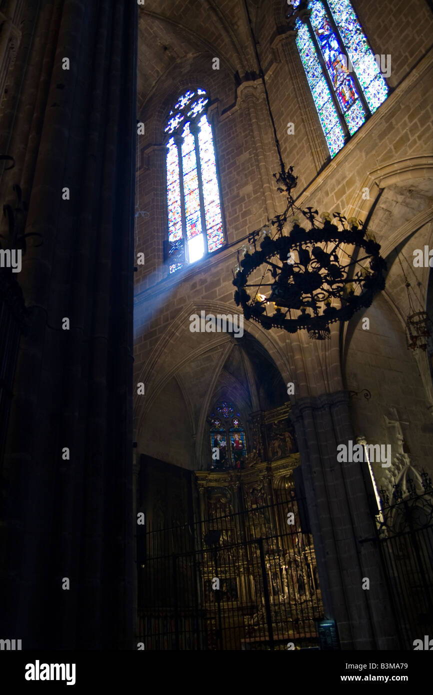 Albero del sole streaming attraverso una finestra in corrispondenza della cattedrale di Barcellona Foto Stock