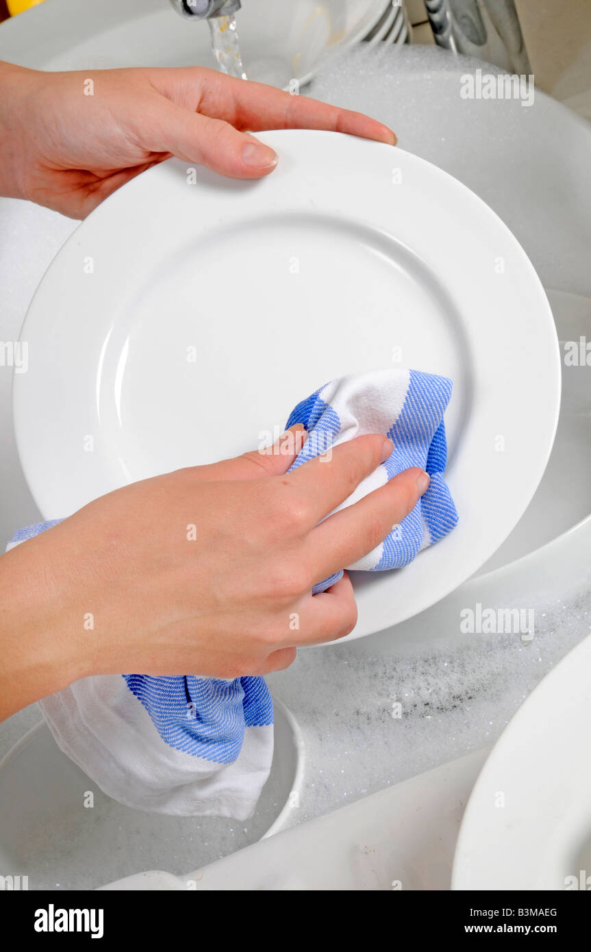 Asciugatura piatti bianchi Foto Stock