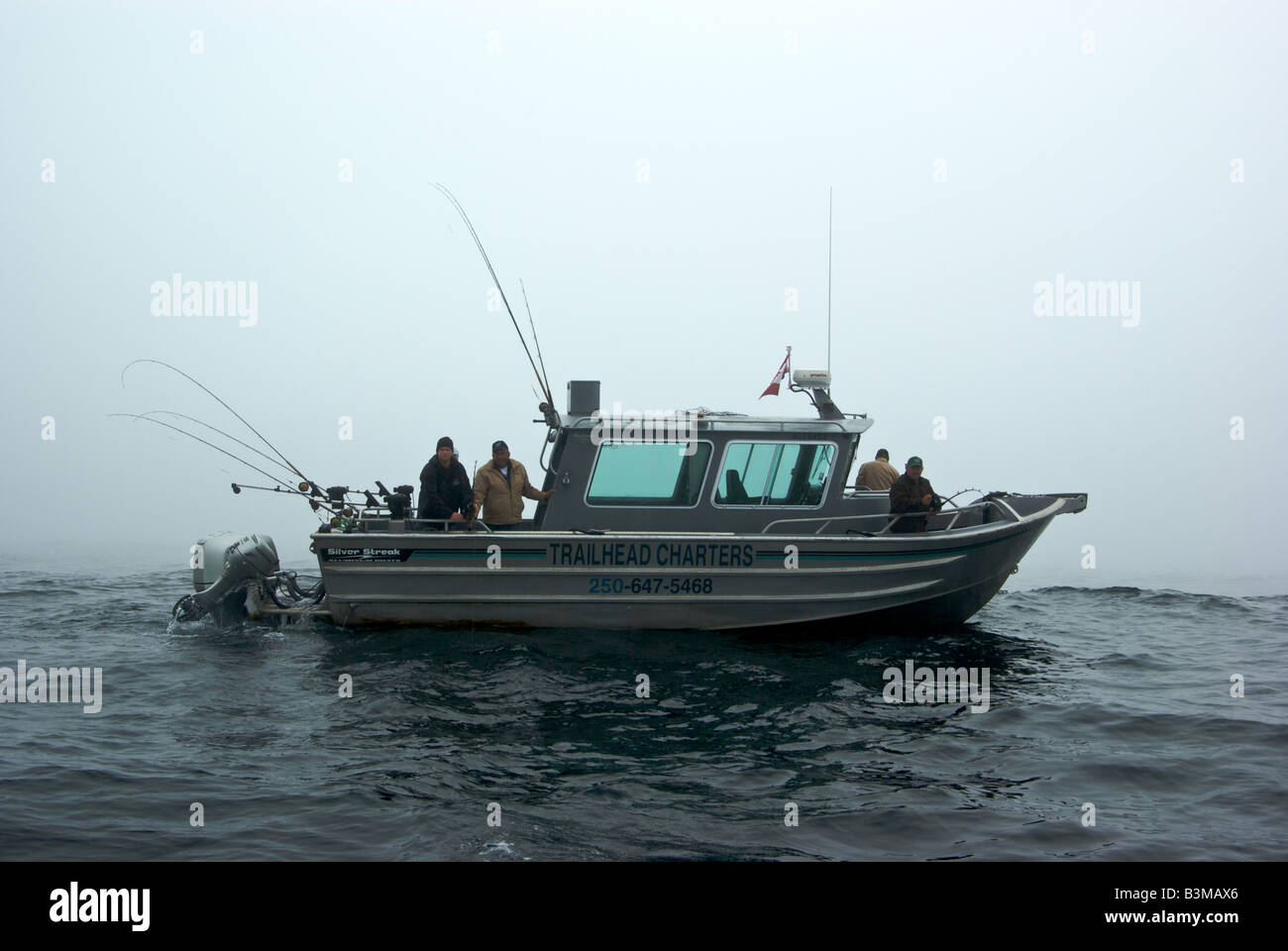 Carta di alluminio barca da pesca halibut deriva la pesca in mare mosso e nebbia a Swiftsure banca in Oceano Pacifico Foto Stock