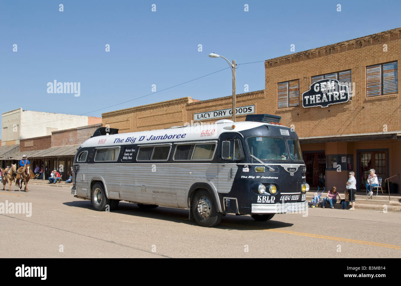 Texas Turchia annuale di Bob Wills Day celebrazione downtown parade 1950 s era western swing country music band tour bus Foto Stock