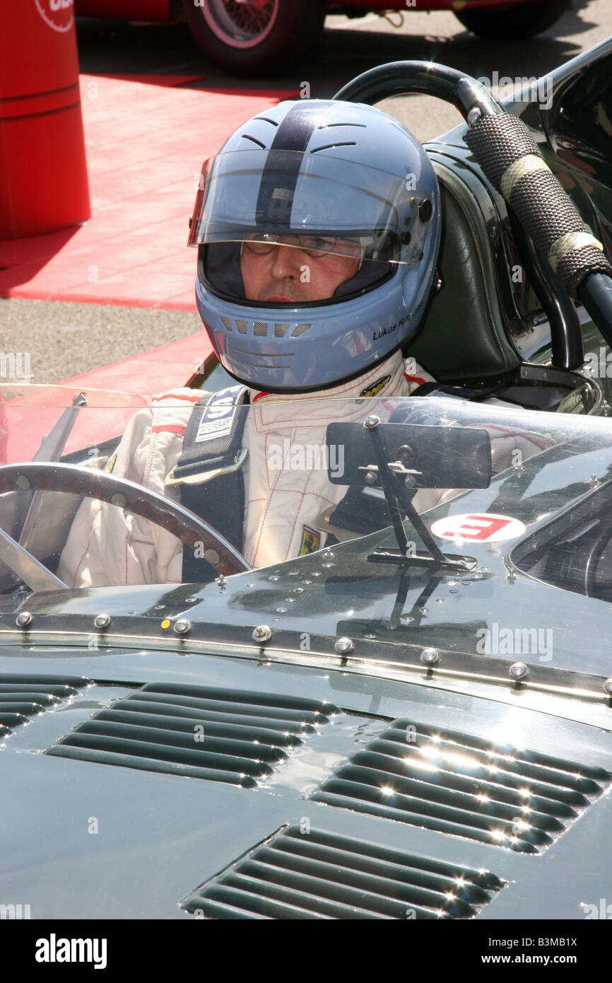 Racing driver in un classico racing car indossando un hemet sulla linea di partenza a Silverstone Foto Stock