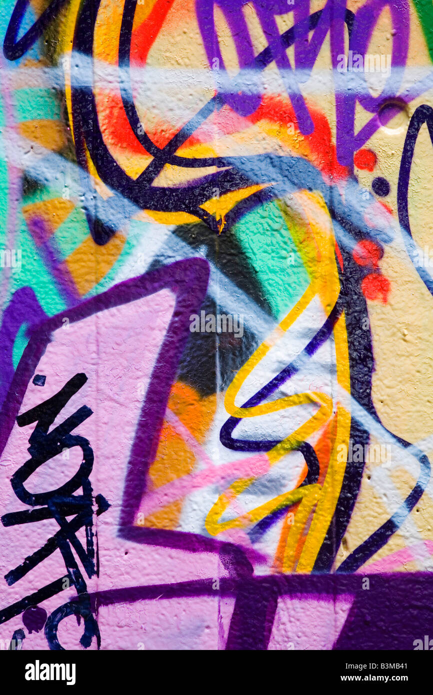 Dettaglio dei graffiti su un muro ideale per aree urbane o sfondo grunge Foto Stock