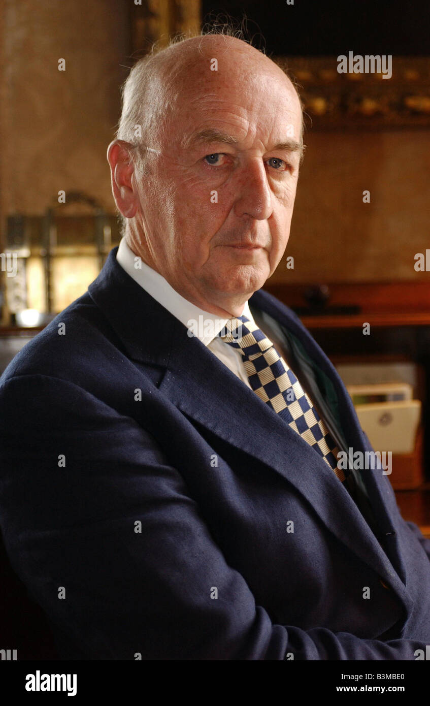 Peregrine Andrew Mornay Cavendish, XII Duca di Devonshire, nella sua casa di Lismore Castle, Lismore, Co. Waterford. Foto Stock