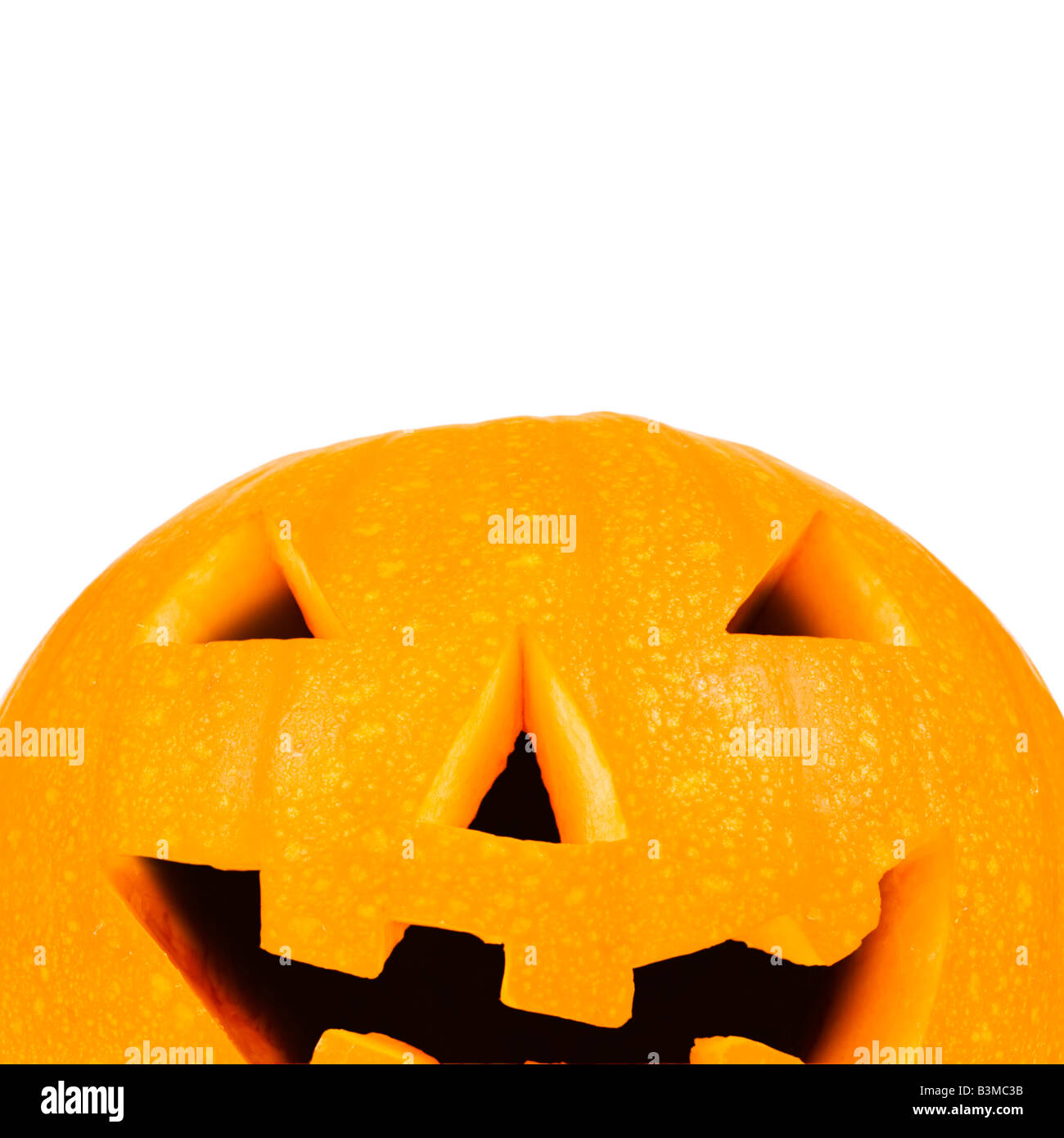 Zucca di Halloween contro bianco con copyspace Foto Stock