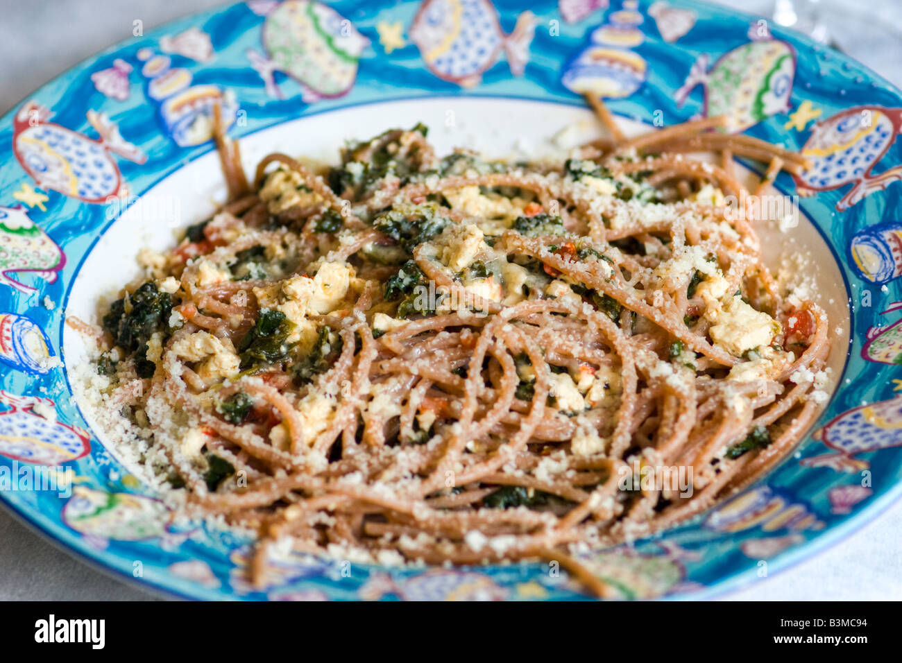 Il bambù Spaghetti con formaggio di tofu spinaci e pomodori freschi Foto Stock