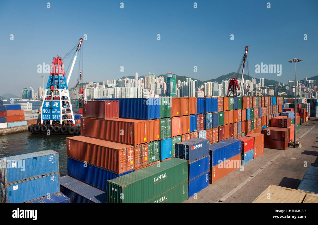 Grandi pile di contenitori di spedizione sul dock nel porto di Hong Kong su una bella chiara giornata di sole Foto Stock