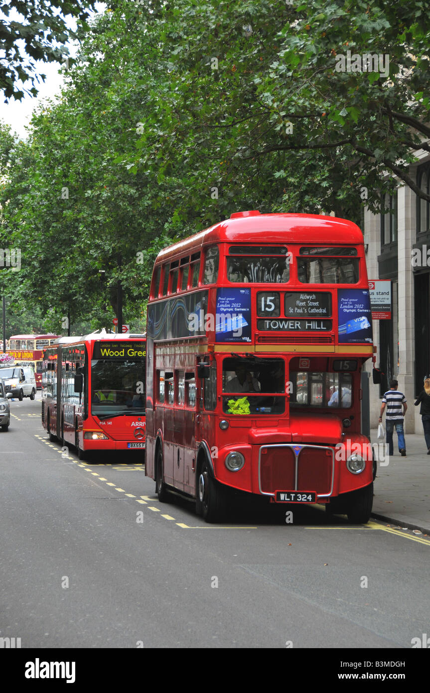 Londra Routemaster bus e un moderno bendy-bus, Londra, Inghilterra Foto Stock