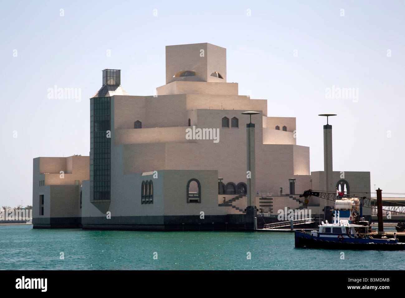 Il nuovo Museo di Arte Islamica di Doha la baia di Doha in Qatar Medio Oriente Golfo Arabico Skyline Foto Stock