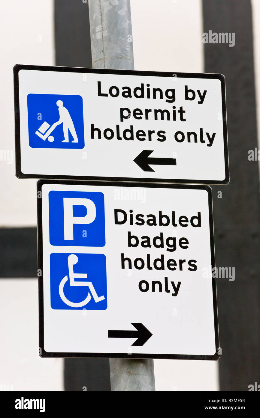 Parcheggio Disabili e segno di caricamento, Inghilterra Foto Stock